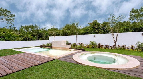 Casa En Venta, Privada Kutz, Dentro Del Yucatán Country Club, Mérida, Mt 24-2132