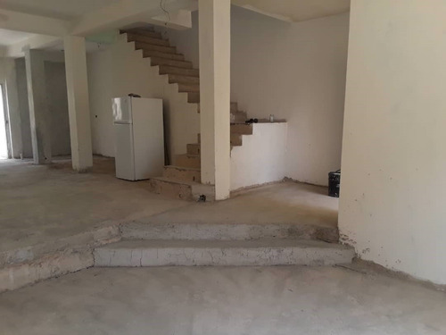 Imagen 3 de 10 de Se Ofrece A La Venta Town-house Amplio En Obra Blanca Ubicado En Sector El Piñal, Él Limón.