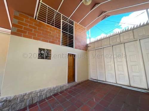 Casa En Venta En El Limon Sector El Piñal Db 24-14961