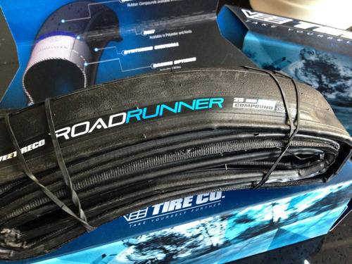 Cubierta Bicicleta Ruta Vee Tire Road Runner 700x23 Folding Color Negro