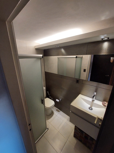 Imagen 21 de 22 de Apartamento De Diseño Remodelado Piso Alto Sobre Rambla Bajo De Precio! El Mejor Punto De Montevideo Y La Mejor Vista