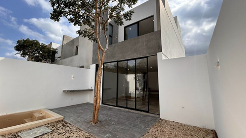 Villa Con Alberca, En Privada Residencial En Venta En Temozón Norte, Mérida