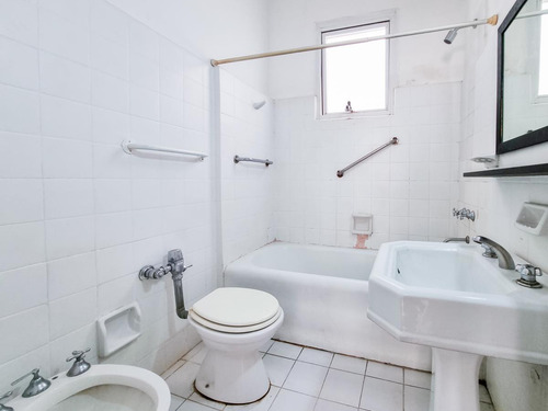 Departamento 4 Ambientes En Barrio Norte. 2 Baños Y Toilette. Contrafrente