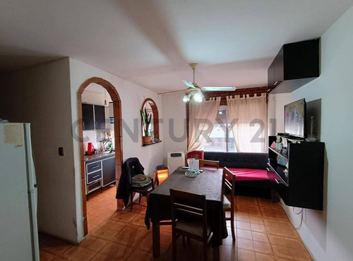 Century 21 Vende: Departamento De 2 Dormitorios En B° Centro, Santa Rosa Al 100