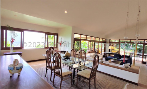 Alto Hatillo !! Hermosa Casa Con Vista Al Ávila, Impecable Cuidado Y Mantenimiento, 1.647 M2 Terreno, 408 M2 Constr., 4 Hab, 7 Baños, 6 Pe, Amplio Y Bello Anexo, Calle Cerrada Con Vigilancia Y Pozo