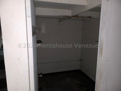 Ag. Vende Magnifico Local Para Colocar Un Negocio De Comida, Taller, Esta A Pie De Calle, Excelente Oportunidad.