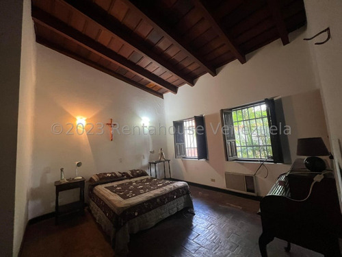Linda Casa Al Estilo Colonial En Venta En Prados Del Este Yf
