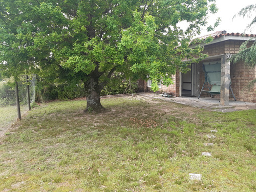 Dueño Vende Chalet Esquina Con Doble Pared De Ladrillo Visto Y Techo De Tejas A 2 Aguas. Es Ph.