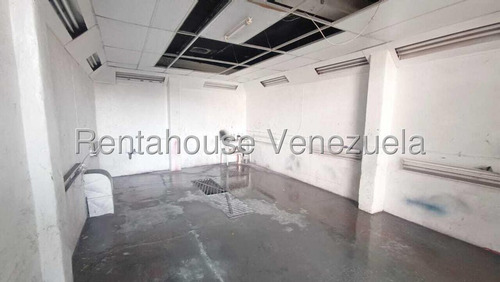Raiza Suarez Vende Galpon, En Zona Centro De Barquisimeto 2 5 1 4 3 1 9, Cuenta Con 550mts2, Distribuido En Un Baño, Una Oficina, Un Local Con Santa María Al Frente, Agua Constante Luz Trifásica