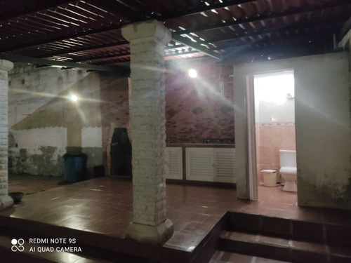 Imagen 9 de 18 de Hermosa Quinta Ubicada En El Estado Vargas, Urb. Tanaguarena, Cerca Del Mar.