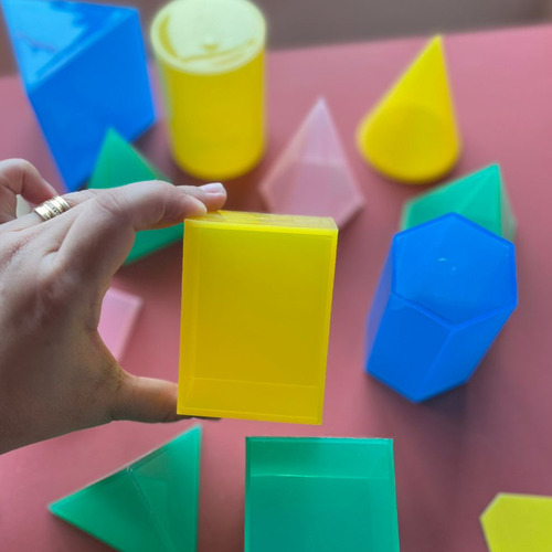 Sólidos Geométricos Em Plástico - Kit 11 Peças Coloridas | Pirâmides, Prismas, Cone, Cubo, Esfera | Material Didático Completo Com Manual E Videoaulas | Ideal Para Ensino De Geometria Em Sala De Aula