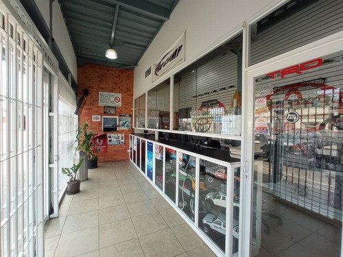 Imagen 2 de 4 de Local Comercial Con Galpon En Esquina Av. Principal De Barrio Sucre