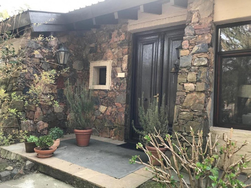 Vendo Casa De 3 Dormitorios En Altos De La Tahona