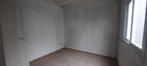 Casa En Venta De 2 Dormitorios C/ Cochera En Luzuriaga