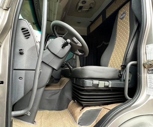 Imagem 13 de 16 de Volvo Vm 270 6x2 2015