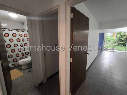 Amplio Tonwhouse Con Excelente Areas Sociales En Venta En El Cafetal Yf