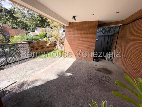 Espectacular Casa, Amplia Y Con Premio De Arquitectura En Santa Paula #25-10888 Ricardo Romero