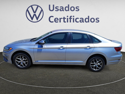 Volkswagen Jetta 4p Trendline L4/1.4/T Man