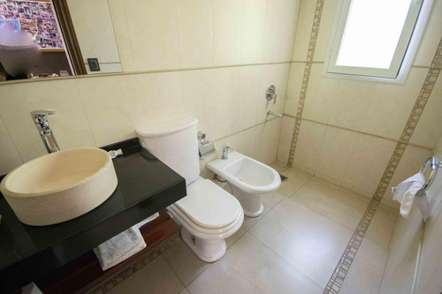 Casa De 5 Ambientes Con Dependencia De Servicio En Venta, En Martínez.