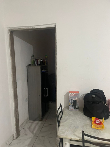 Casa Com 6 Quartos, Galpão E Banheiro.