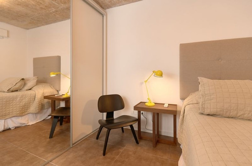 Imagen 3 de 8 de Amplio Apartamento Con Estufa A Leña. 3 Dorm. + Servicio - Q