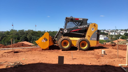 Imagem 4 de 12 de Minicarregadeira Bobcat Volvo Mc90b