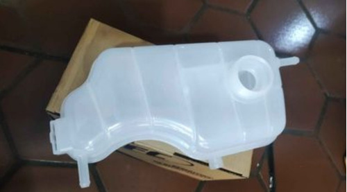 Envase Agua Refrigerante Ford Fiesta Balita Original Fc