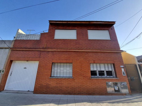 Casa En Venta 5 Ambientes En Caseros Con Cochera, Patio Y Te