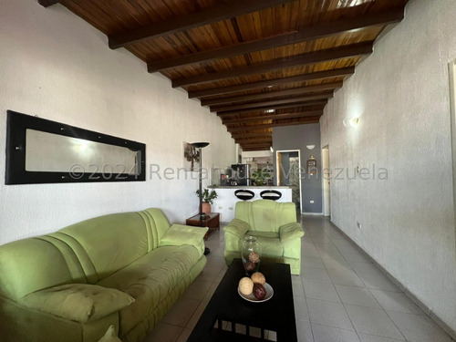 Raiza Suárez Vende Hermosa Casa Ubicada En La Parroquia El Cuji 2 4 1 9 8 7 5 Posee 4 Haitaciones, 2 Baños, 2 Puestos De Estacionamiento, Tanque Subterráneo De 2 Mil Litros, Seguridad Las 24 Hor
