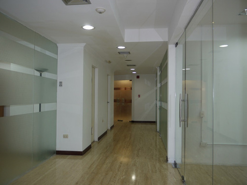 Oficina En Venta La Boyera, Con Recepción Y Cubículos Privados