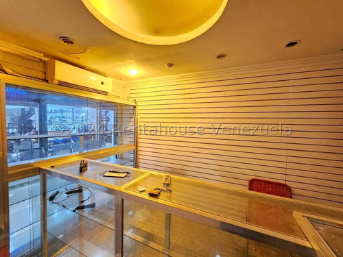 Acogedor E Iluminado Local Comercial Ubicado En El C.c. Parque Aragua 24-17294 Ec