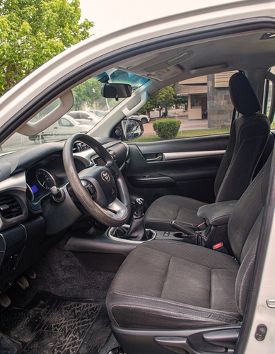 Imagen 10 de 21 de Toyota Hilux 2.8 Sr 4x4 2016