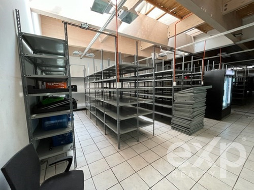 Gran Local Comercial En Av. Las Condes