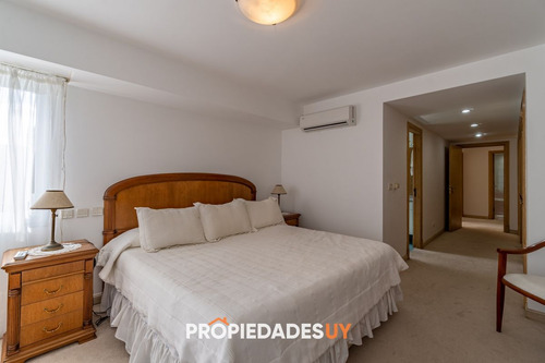 Apartamento De 3 Dormitorios En Playa Brava, Primera Linea