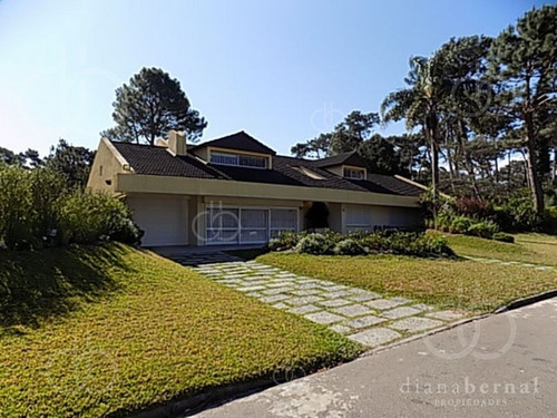 Casa En Punta Del Este Paya Mansa, 6 Dormitorios + Dep Y Piscina. - Ref: 42993