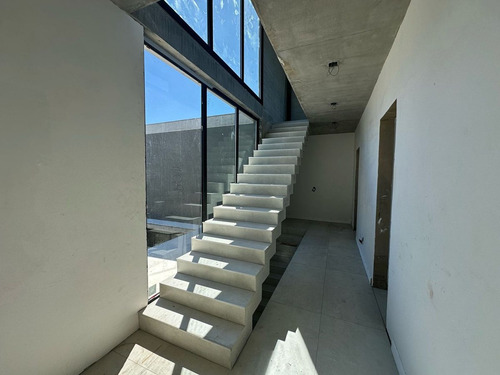 Venta Casa 3 Plantas Virazon Nordelta Al Agua