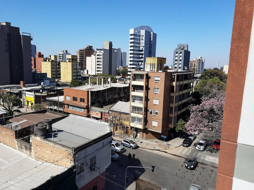 Imagen 10 de 24 de Un Dormitorio Con Doble Balcón