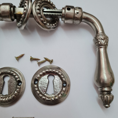Imagen 2 de 6 de Picaporte Herraje Manija Puerta Estilo Antiguo Plata Mate