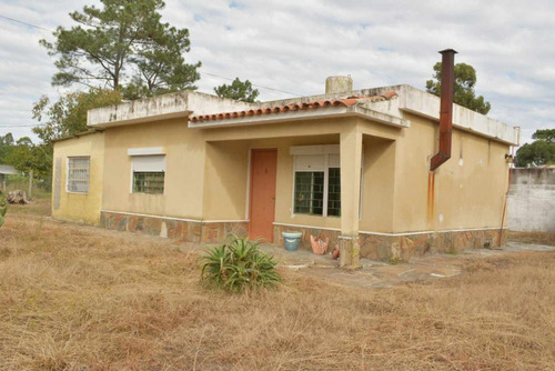 Venta Casa 2 Dormitorios, Gran Terreno. Salinas