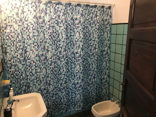 Venta Casa Y Lote Contiguo. Quilmes Oeste Centro. Ideal Inversor. 4 Amb. Quincho. Cochera. Amplio Parque.