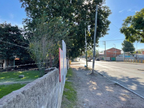 Terreno En Esquina Con Edificación Sobre Avenida Principal - Gran Posibilidad De Proyecto Comercial Y Desarrollo