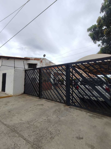 Imagen 2 de 12 de Tonw House. 110mts. 4habitaciones,3 Baños, 2puesto.