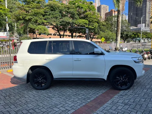 Toyota Land Cruiser Lc200 Vxr 4.6 At 4x4 2021 Blindaje 2+