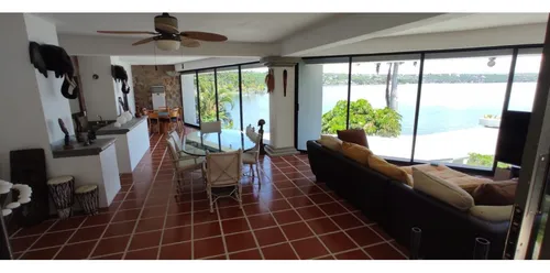Residencia En Venta A Orilla Del Lago Yutti