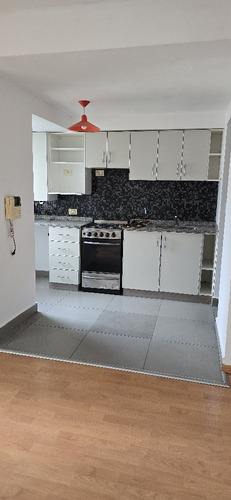 Exelente Monoambiente En Zona Residencial De Lomas De Zamora.