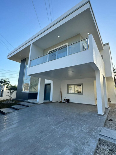 1526- Casa En El Doral, Pto. Pta