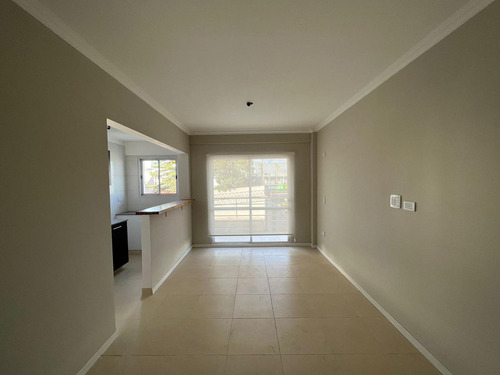 Departamento De Tres Ambientes En Venta En Sarandi