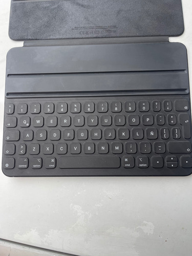 Smart Keyboard Folio Para Ipad Pro 11 Gris Oscuro (Usado)
