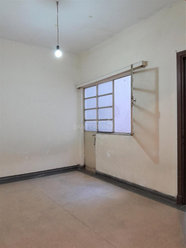 Venta De Casa 2 Dormitorios Centro, Yaguaron Y Mercedes., Ph, P. Baja C/patio