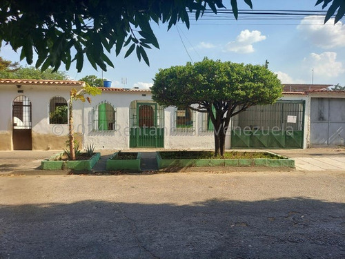 Casa En Venta De Excelente Distribucion Y Ubicacion Akmg Las Quintas Naguanagua Carabobo